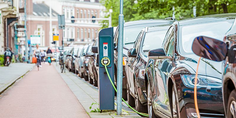  Oorlog in het Midden-Oosten doet interesse naar elektrische auto’s flink stijgen 